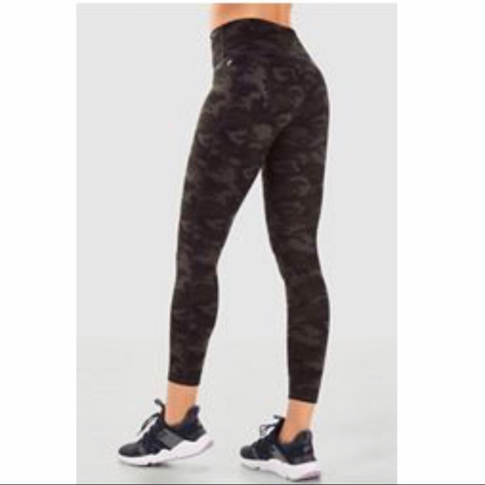 Fabletics Camo Powerhold Highwaisted 7/8 small NWT